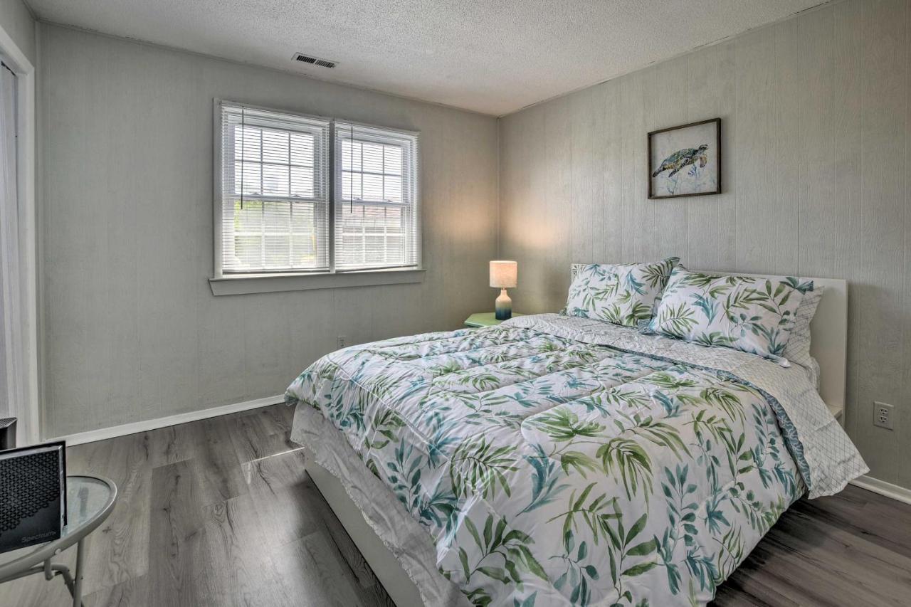 Oak Island Beach Abode With Deck Walk To Shore! Екстер'єр фото