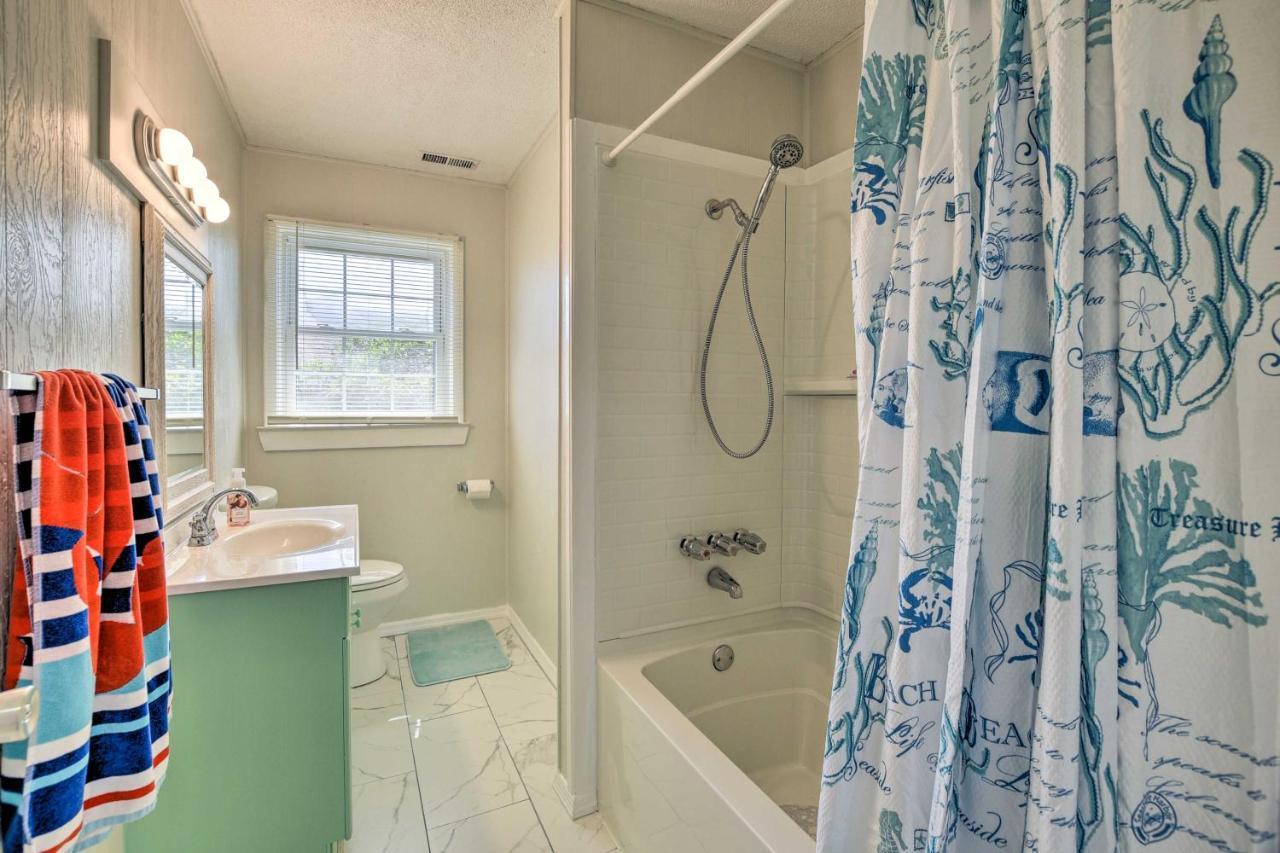 Oak Island Beach Abode With Deck Walk To Shore! Екстер'єр фото